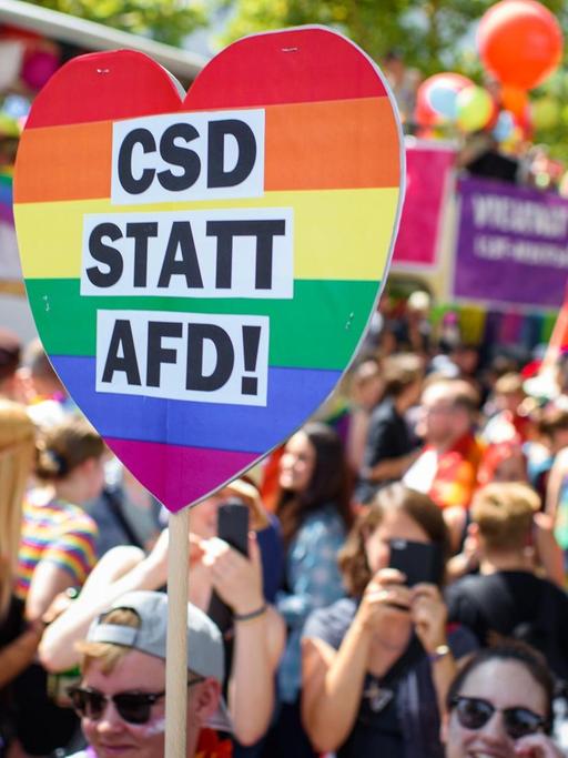 28.07.2018, Berlin: Ein Teilnehmer hält ein Schild mit der Aufschrift "CSD statt AfD!" auf der Parade zum Christopher Street Day (CSD). Der traditionelle Umzug der Homosexuellen findet 2018 zum 40. Mal in Berlin statt.