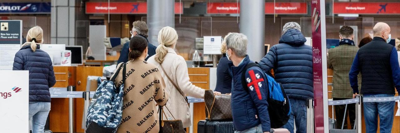 Passagiere checken am Flughafen Hamburg für einen Eurowings-Flug nach Palma de Mallorca ein.