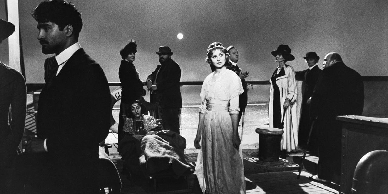 Szene aus Federico Fellinis Film "Schiff der Träume" (original: "E la nave va") aus dem Jahr 1983