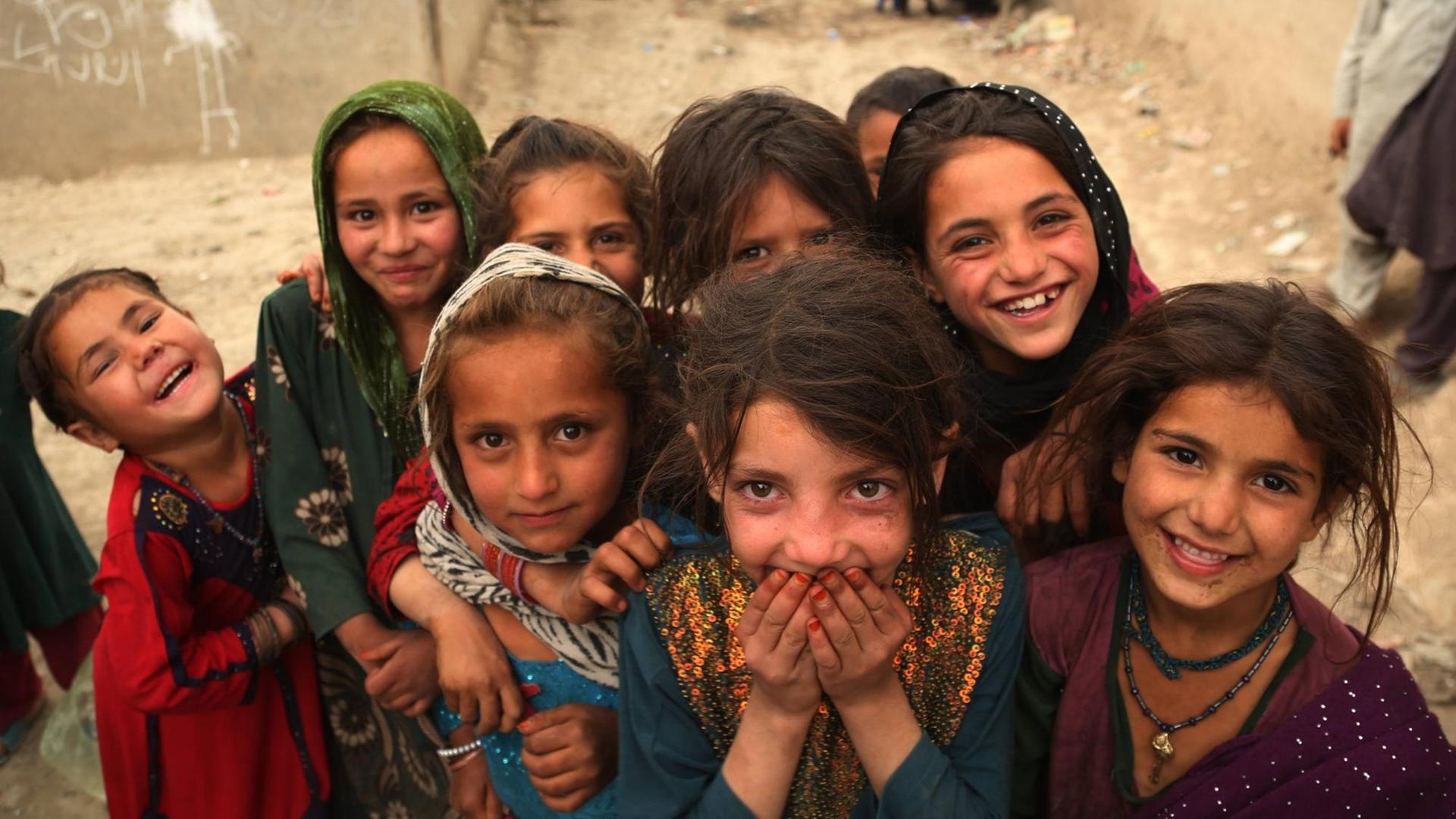 Eine Gruppe junger Mädchen steht in einer schmalen Gasse. Die Kinder blicken in die Kamera.