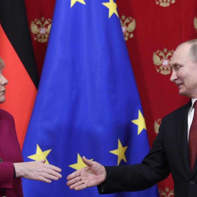 Auf einer Pressekonferenz, nach einem Treffen im Kreml am 11.01.2020  schütteln sich Angelar Merkel und Wladimir Putin die Hände