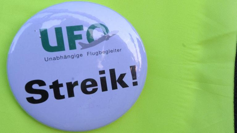 Eurowings und Germanwings streiken am 27.10.2016. Zu sehen ist ein Button mit der Aufschrift UFO und Streik