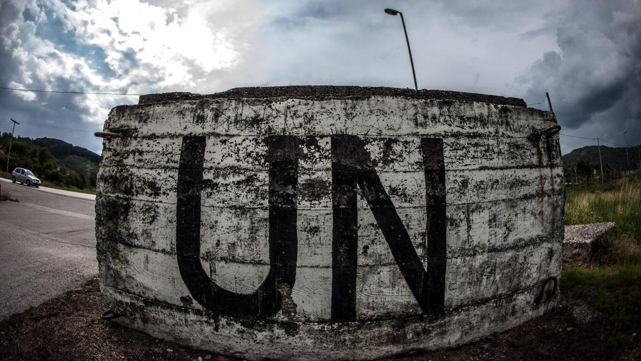 Die ehemalige Niederländische United Nations UN Basis gegenüber des Memorial Centers. 