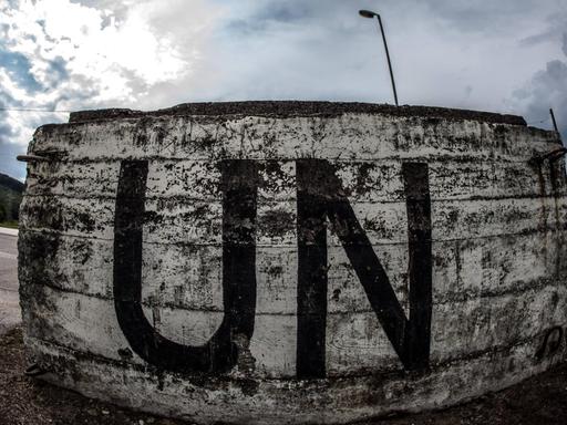 Die ehemalige Niederländische United Nations UN Basis gegenüber des Memorial Centers.