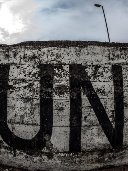 Die ehemalige Niederländische United Nations UN Basis gegenüber des Memorial Centers.