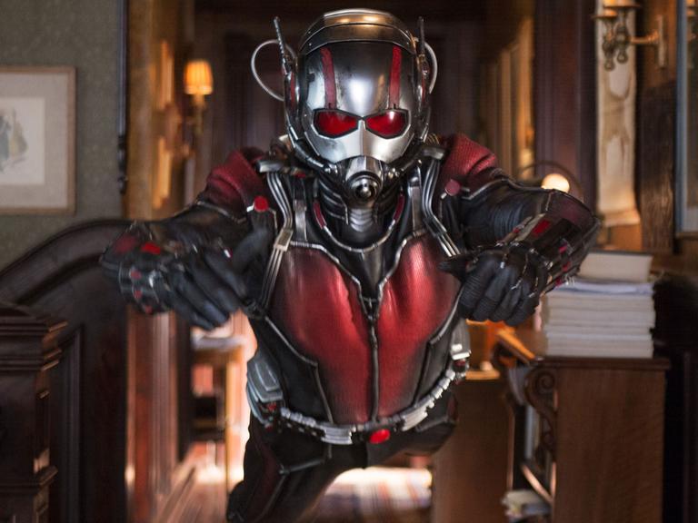 Paul Rudd als Ant-Man Scott Lang in einer Szene des Films "Ant-Man" - NUR IM ZUSAMMENHANG MIT DER BERICHTERSTATTUNG ÜBER DEN FILM UND NUR BEI URHEBERNENNUNG - UND NUR BIS 18.11.2015