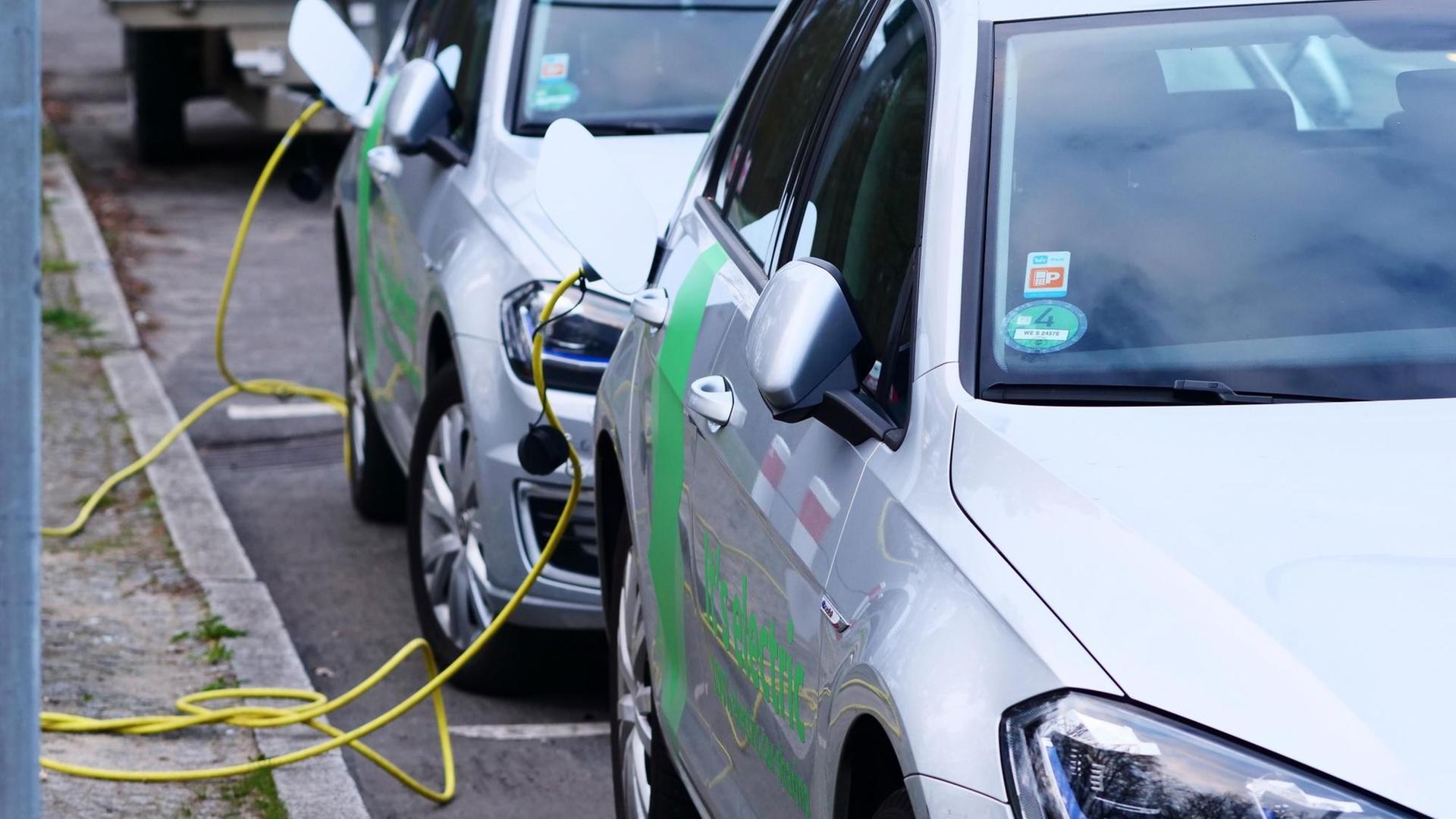 Elektroautos vom Carsharing-Anbieter "We share" stehen an einer Ladesäule für E-Autos und werden aufgeladen.