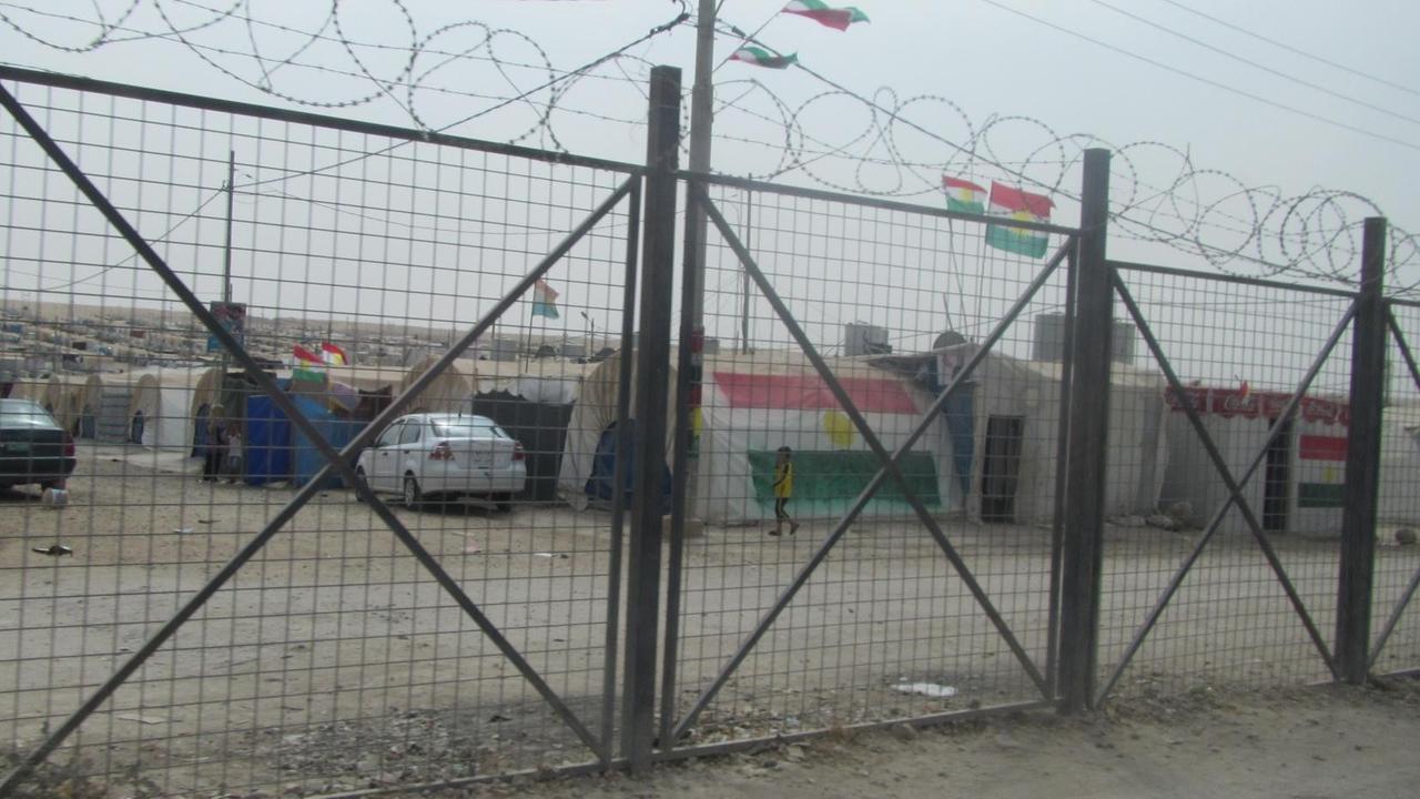 Das Lager Khabartu für irakische Binnenflüchtlinge. Hinter dem Stacheldrahtzaun stehen tausende weiße Zelte.