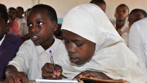 Ein Mädchen lernt in der "Makaburini Primary School" Nähe Korogwe Schreiben.