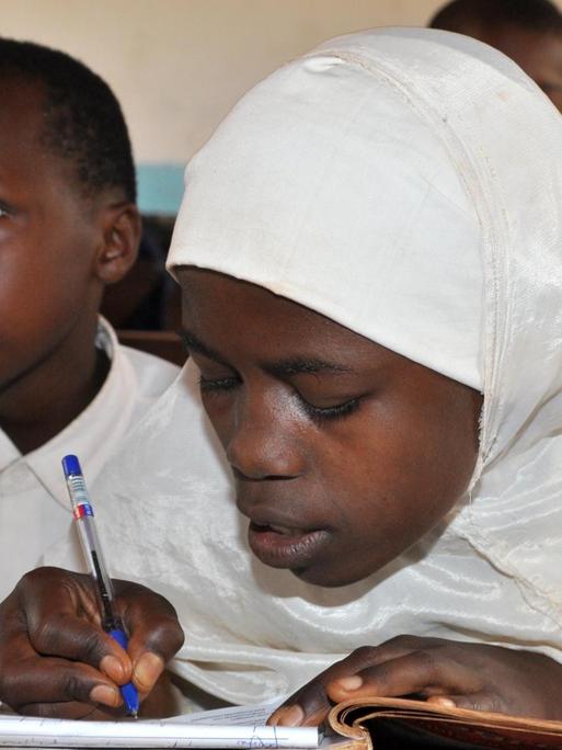 Ein Mädchen lernt in der "Makaburini Primary School" Nähe Korogwe Schreiben.