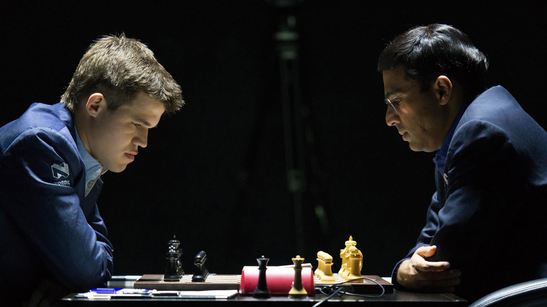Magnus Carlsen (l.) und Viswanathan Anand kämpfen um den WM-Titel.