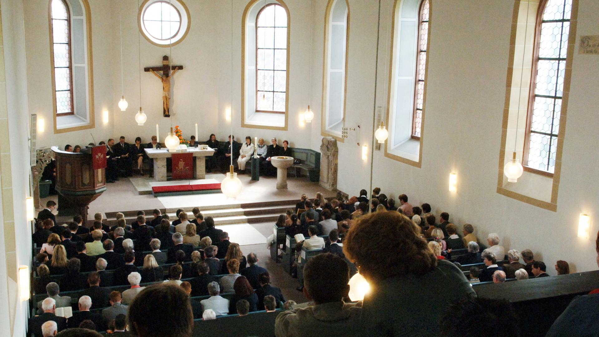 Evangelischer Konfirmationsgottesdienst in der Lutherkirche von Griesheim (Kreis Darmstadt-Dieburg)