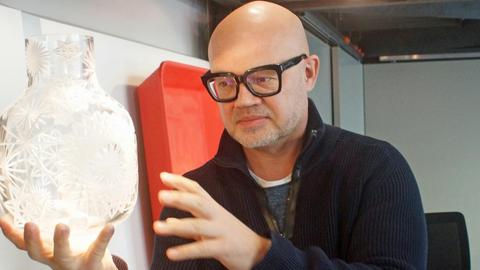 Designer Rony Plesl präsentiert eine Vase aus seiner Kollektion für die tschechische Glashütte Rückl