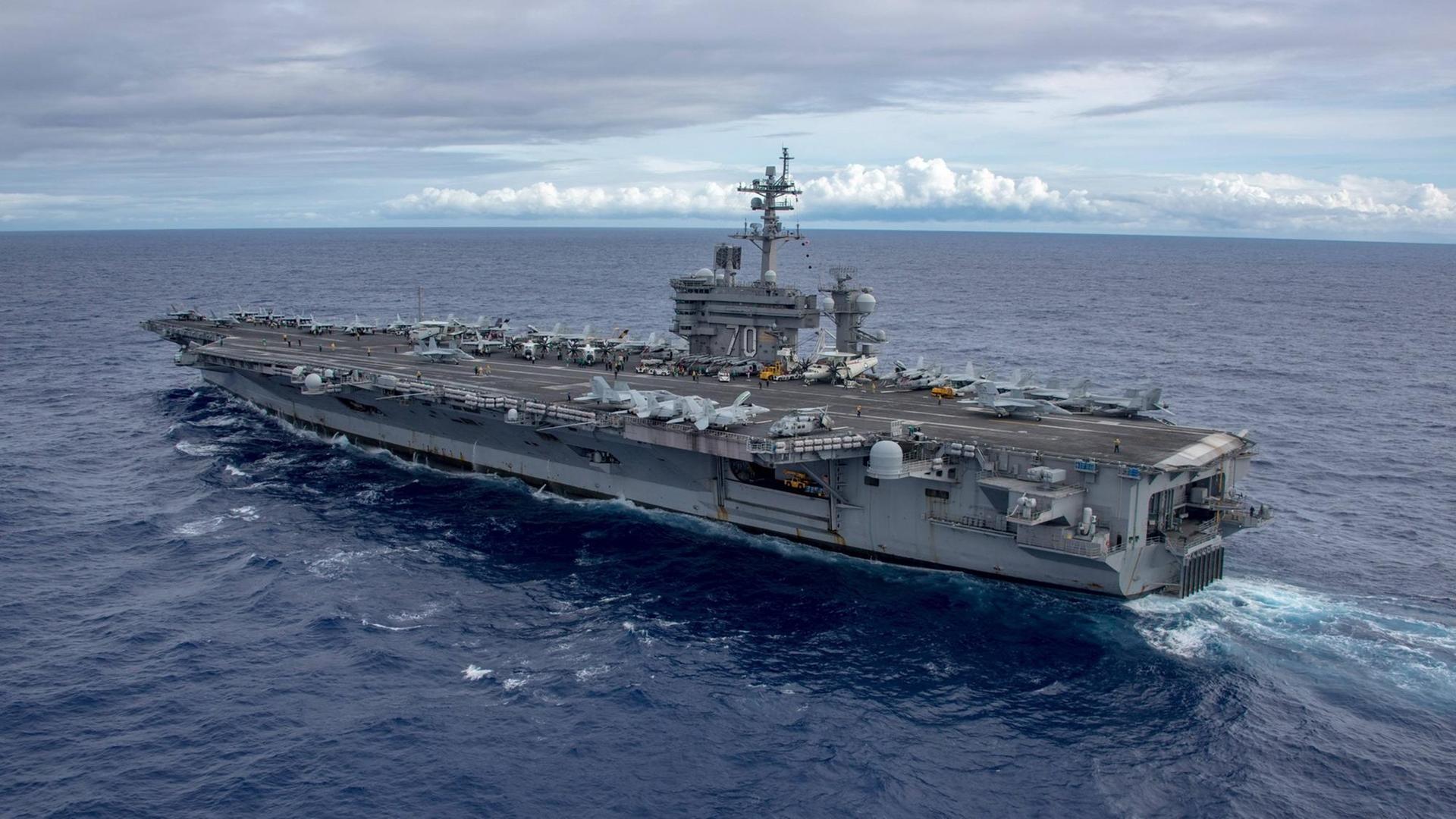 Das Bild zeigt den amerikanischen Flugzeugträger USS Carl Vinson, der in den Westpazifik in die Nähe der koreanischen Halbinsel beordert wurde. Das Bild zeigt den amerikanischen Flugzeugträger USS Carl Vinson, der in den Westpazifik in die Nähe der koreanischen Halbinsel beordert wurde.
