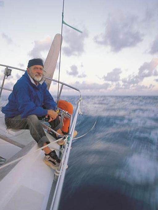 Wilfried Erdmann auf einem Segelboot