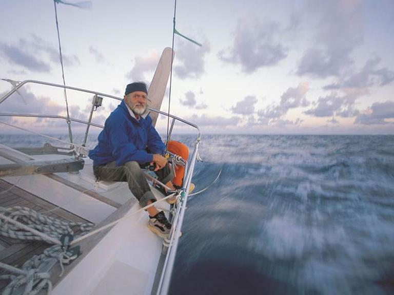 Wilfried Erdmann auf einem Segelboot