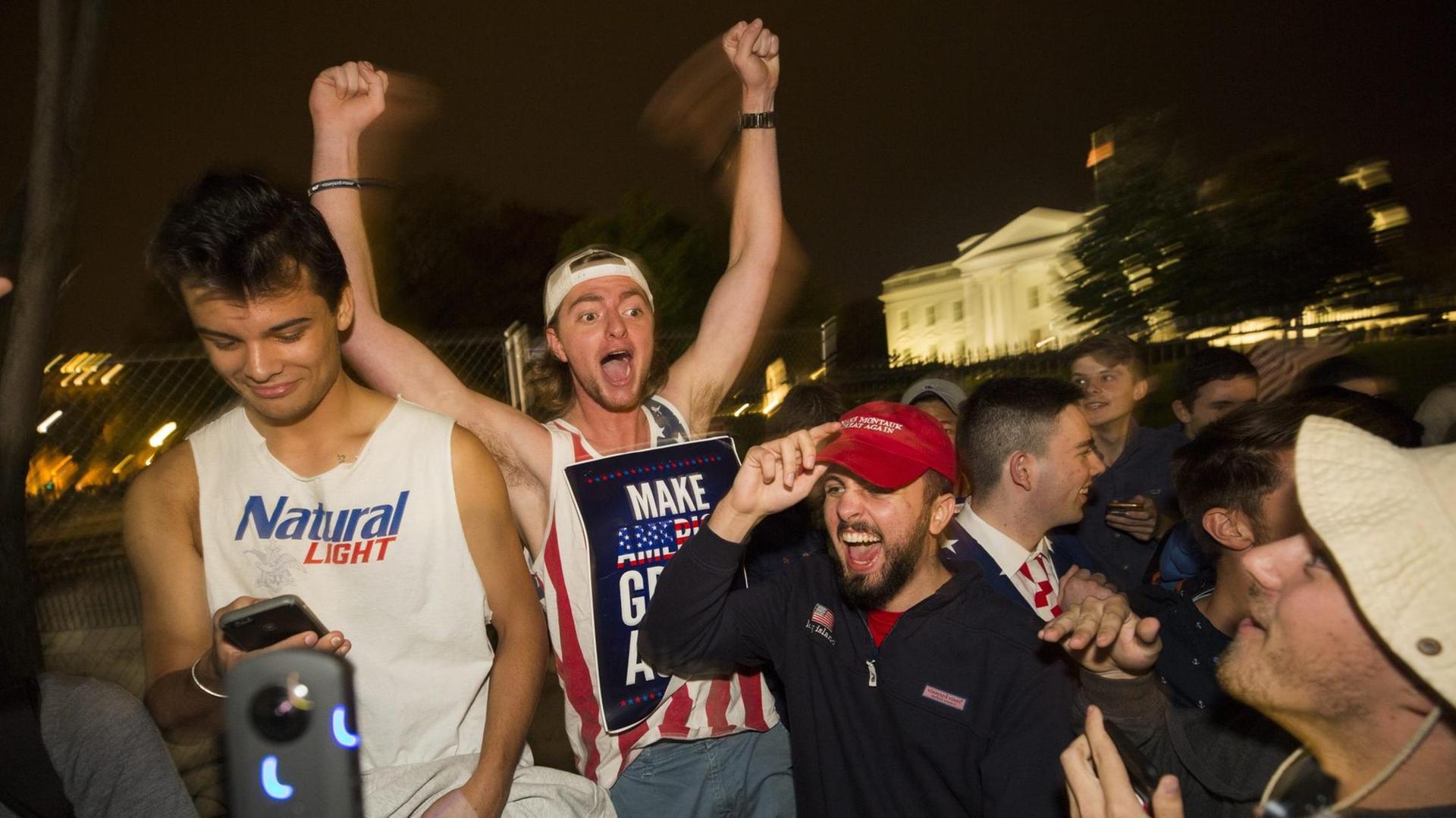 Trump-Anhänger feiern den Wahlsieg in Washington DC. Trump-Anhänger feiern den Wahlsieg in Washington DC.