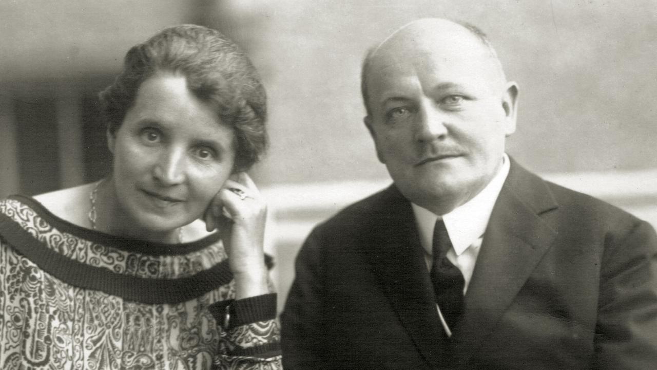 Eine Archivaufnahme zeigt das Ehepaar Berta und Emil Molt in schwarz weiß.