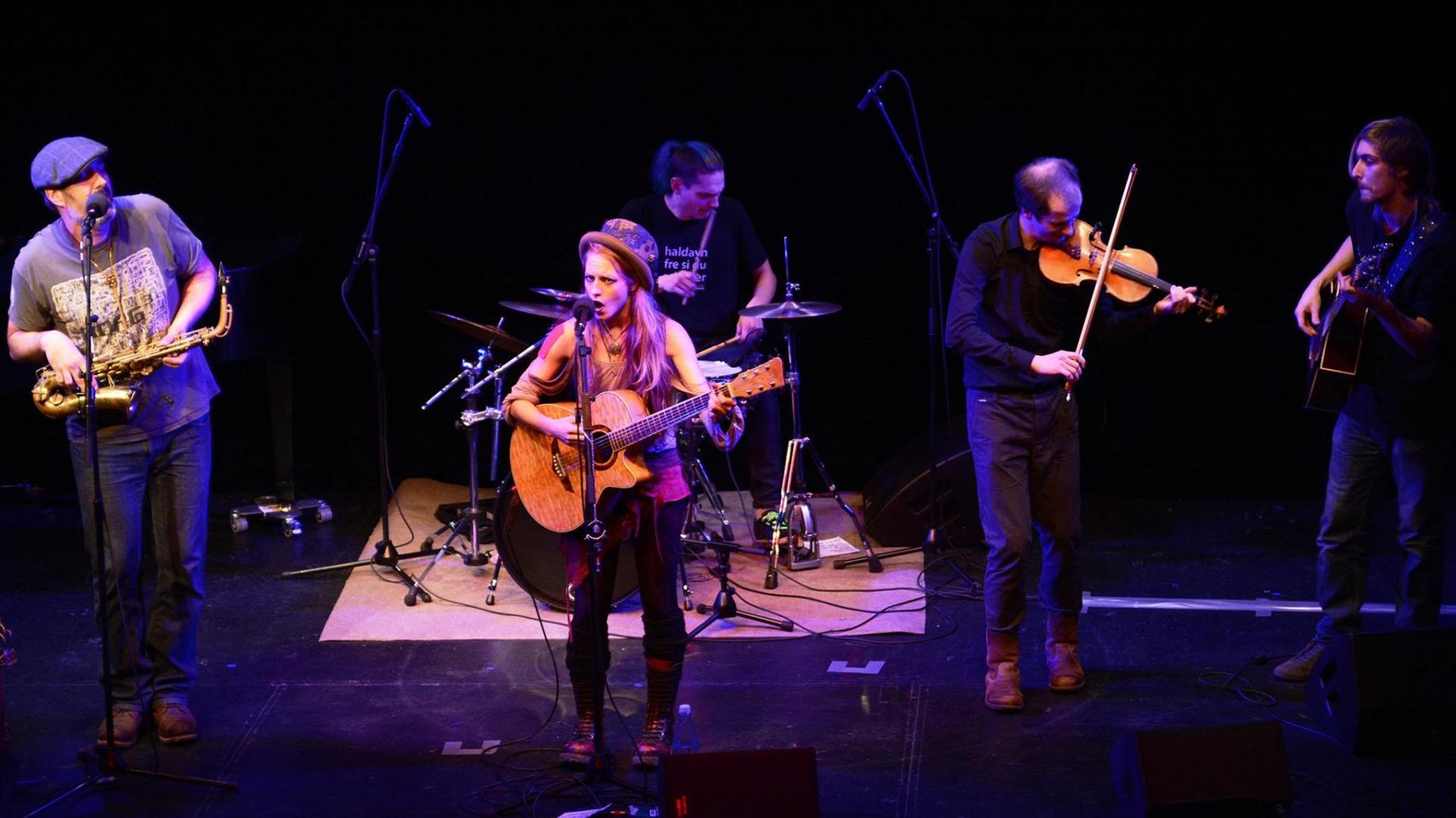 Die fünf Musiker um die Singer/Songwriterin Cynthia Nickschas spielen auf der Bühne des Theaterkahns