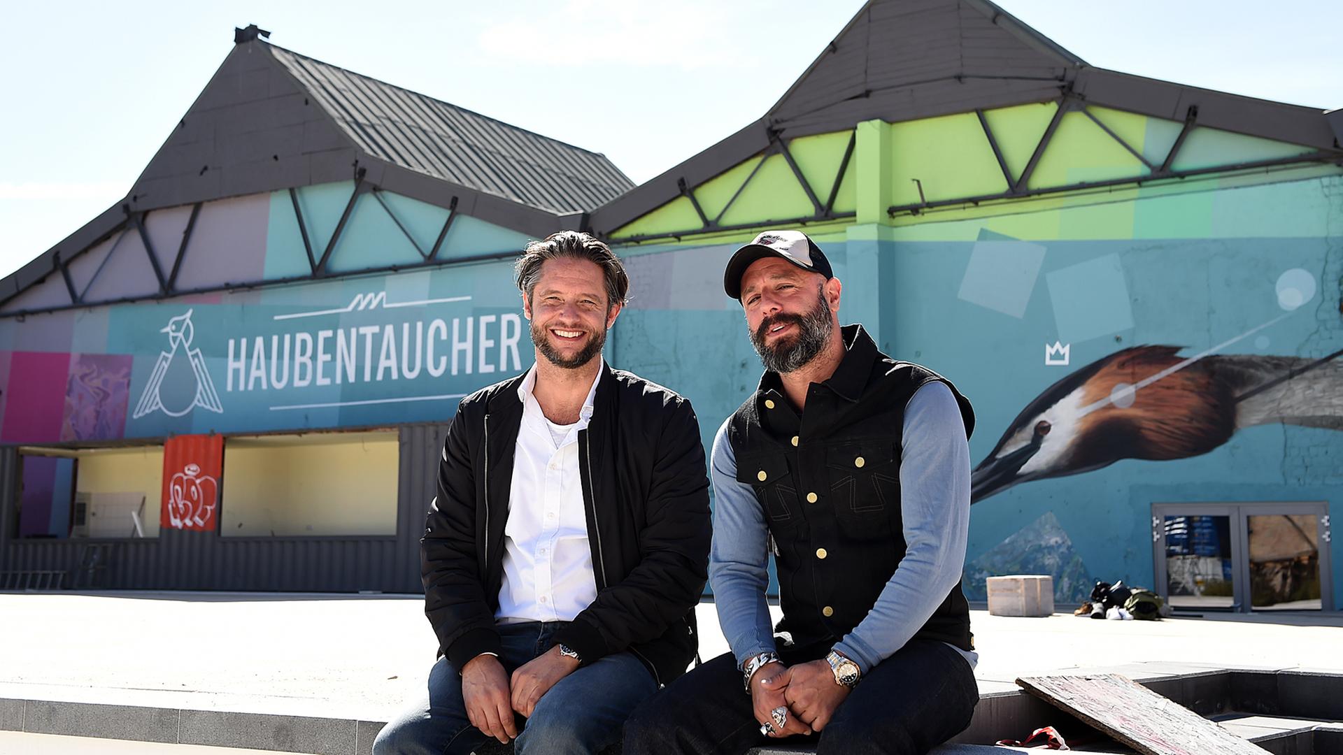 Clubetreiber Jan Denecke (l) und Alexis Kalpakidis vor ihrem Pool-Club "Haubentaucher" auf dem Berliner RAW-Gelände