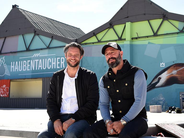 Clubetreiber Jan Denecke (l) und Alexis Kalpakidis vor ihrem Pool-Club "Haubentaucher" auf dem Berliner RAW-Gelände