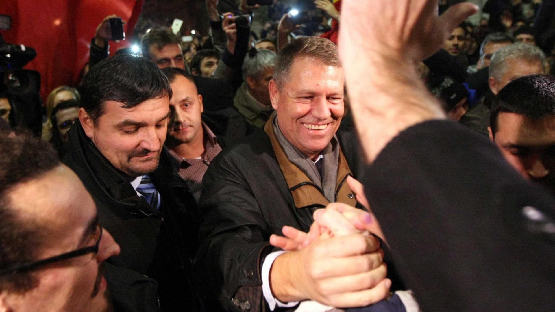 Klaus Iohannis wird in den Straßen von Bukarest als neuer Präsident gefeiert. Klaus Iohannis wird in den Straßen von Bukarest als neuer Präsident gefeiert.