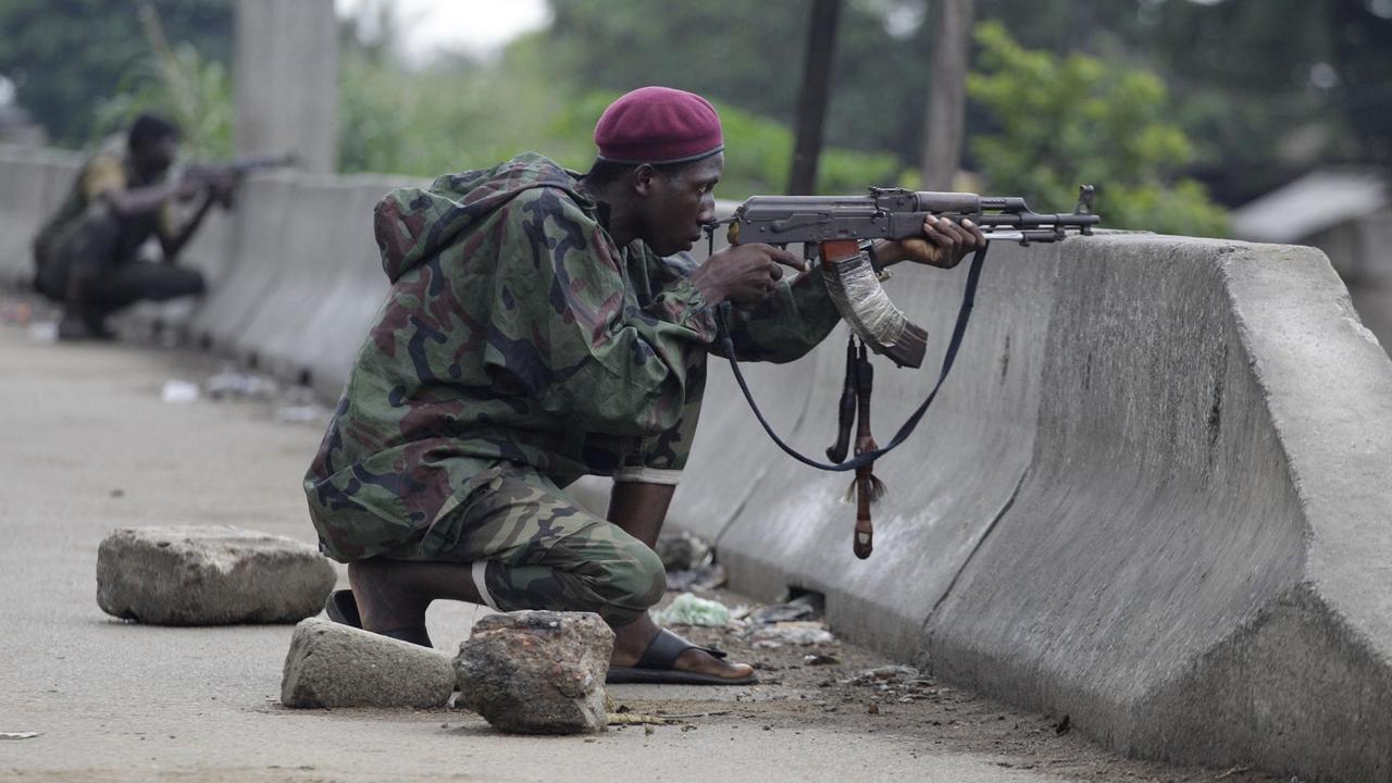 Während der Unruhen in der Elfenbeinküste 2011: Soldaten, die den Politiker Alassane Ouattara  unterstützen, an einem Checkpoint in Abidjan.