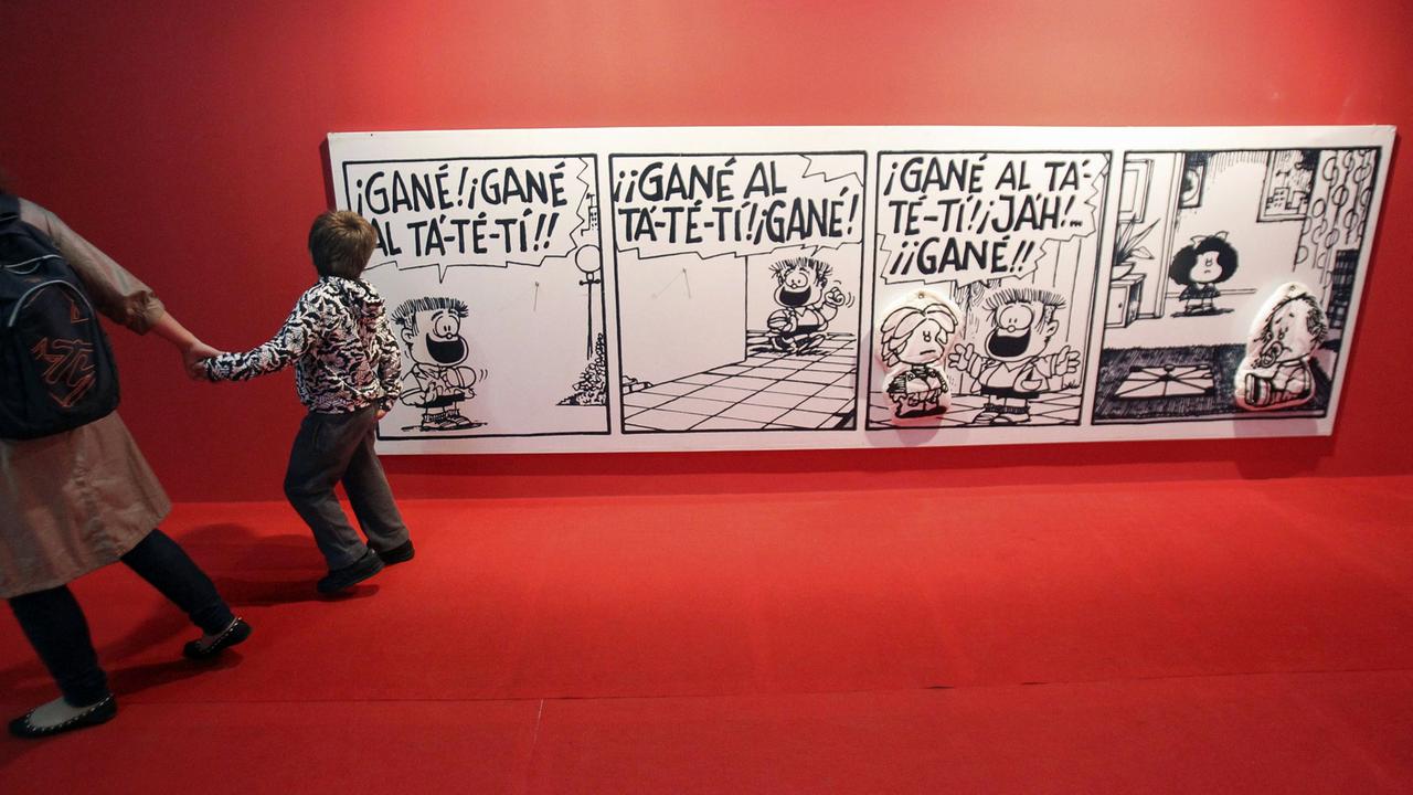 Ein Kind schaut sich der Ausstellung "Mafalda, ein 50 Jahre altes Mädchen" in der argentinischen Hauptstadt Buenos Aires einen Comic an. Mafalda ist die berühmteste Figur des Zeichners Joaquin Salvador Lavado aka Quino.