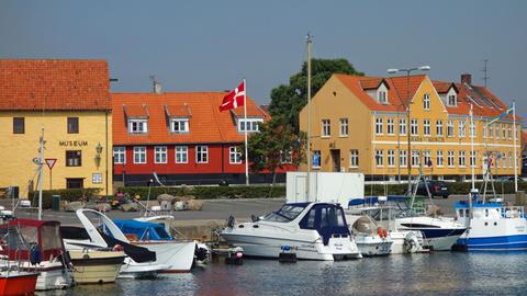 Der Hafen der dänischen Stadt Nexø (Nexö) auf der Insel Bornholm, aufgenommen im Juli 2014. Bornholm bildet mit seinen Nebeninseln Christiansø, Frederiksø und Græsholm eine Schären-Inselgruppe in der Ostsee