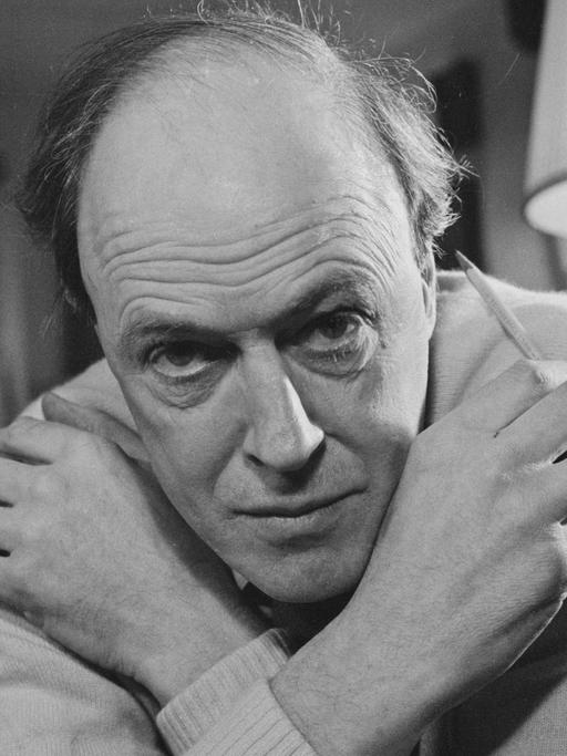 Porträt von Roald Dahl mit verschränkten Armen.