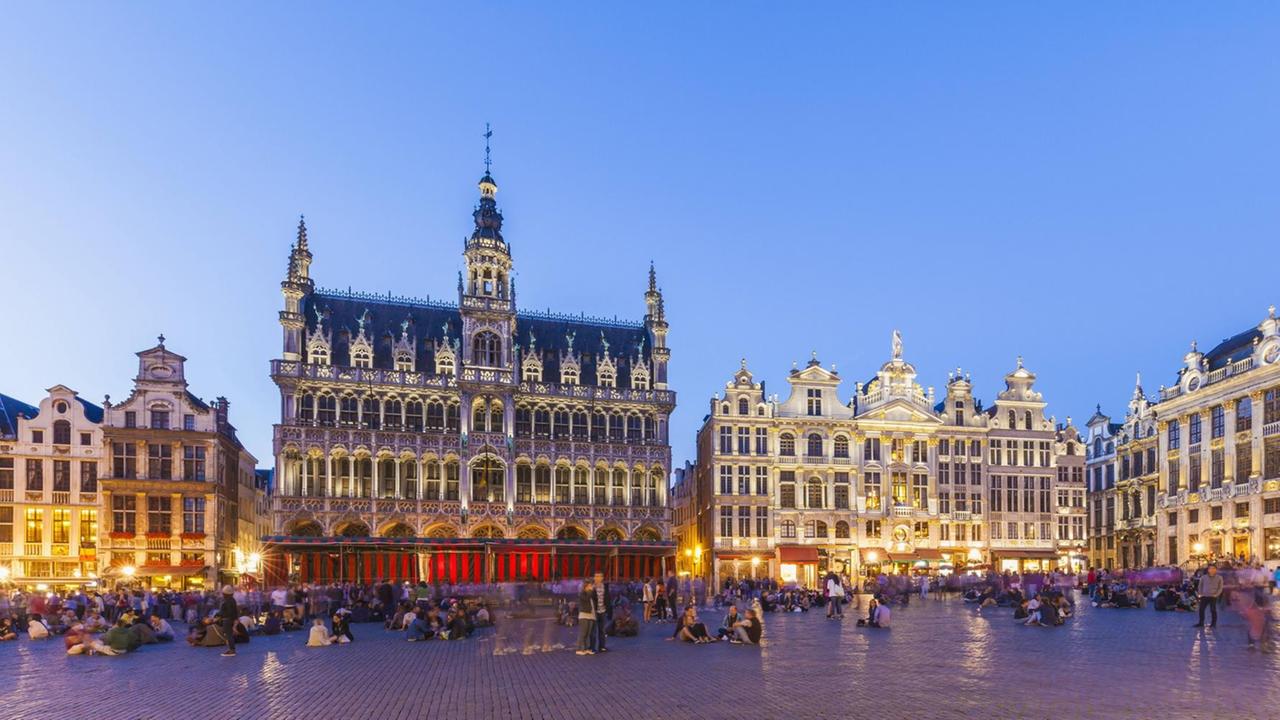 Blick auf den Grote Markt und das Rathaus in Brüssel am Abend