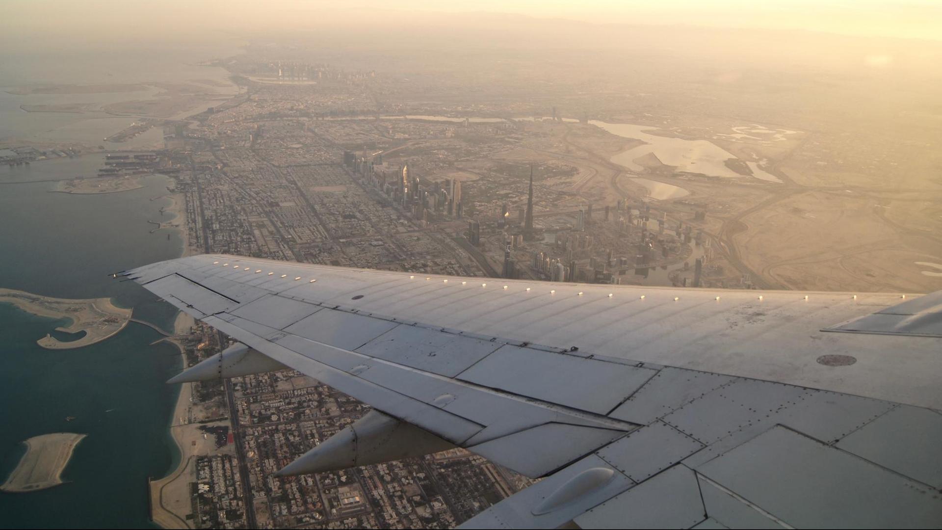Blick aus einem Flugzeugfenster aus Dubai.