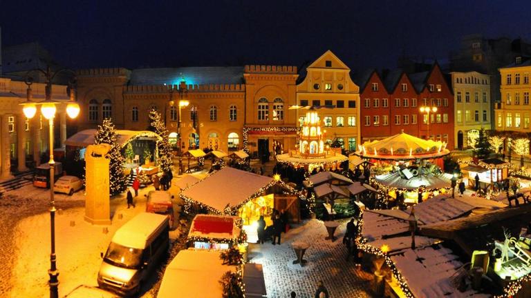 Schweriner Weihnachtsmarkt auf dem Marktplatz mit Blick auf das Rathaus