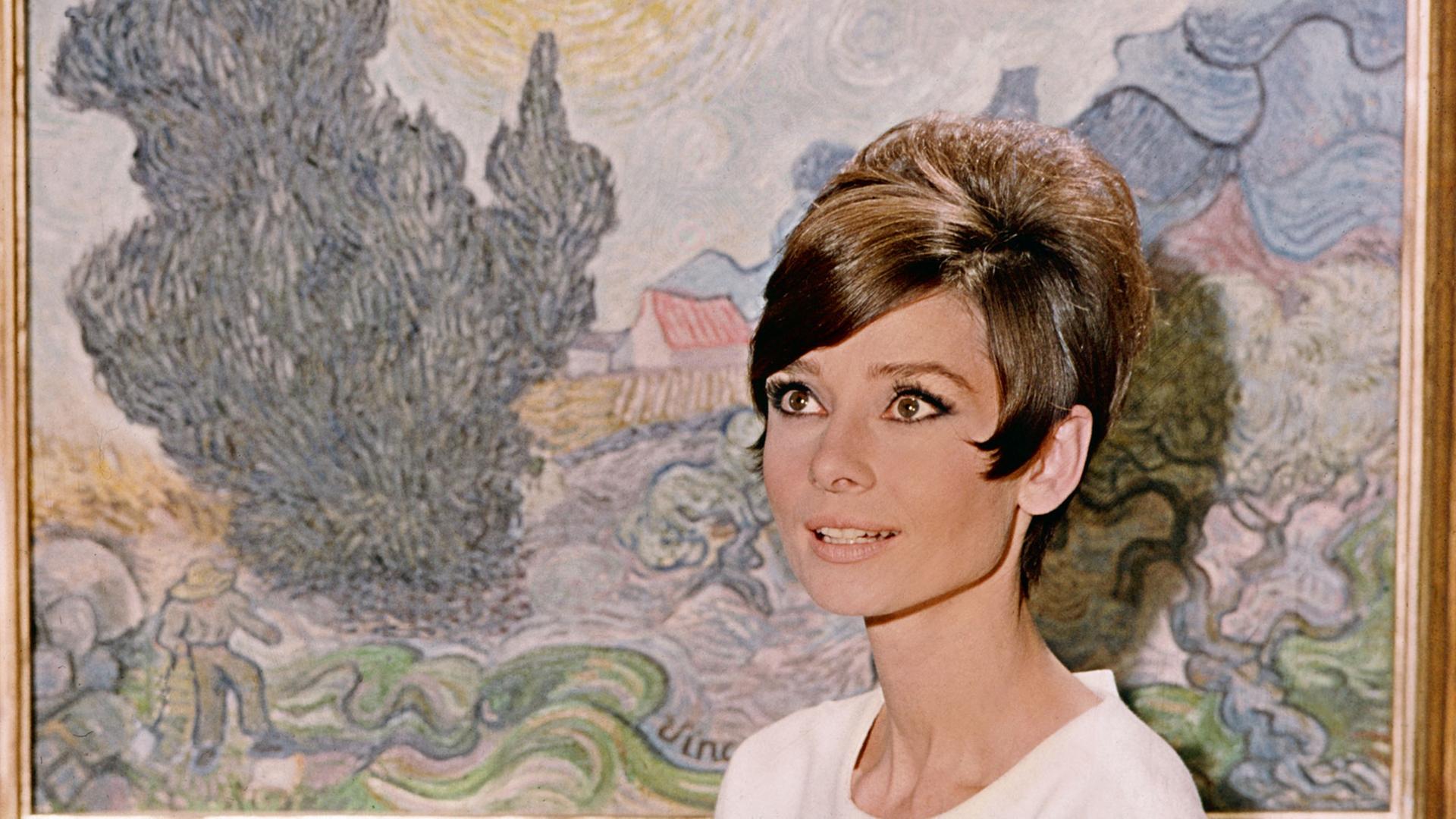 Die Schauspielerin Audrey Hepburn vor einem Gemälde von Vincent Van Gogh während einer Filmszene. Undatierte Aufnahme.
