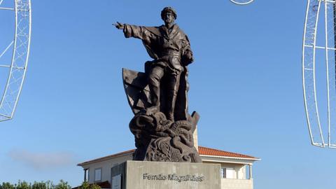 Statue von Ferdinand Magellan, der in die Ferne zeigt, in Sabrosa, Portugal.