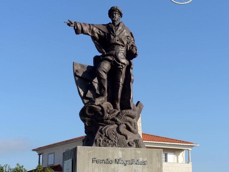 Statue von Ferdinand Magellan, der in die Ferne zeigt, in Sabrosa, Portugal.