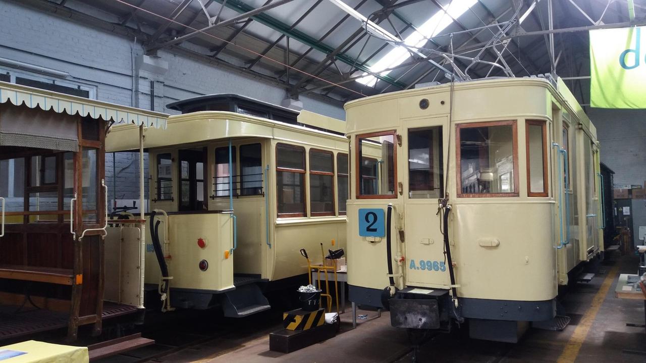 Museum der belgischen Küstenstraßenbahn mit historischen Wagen