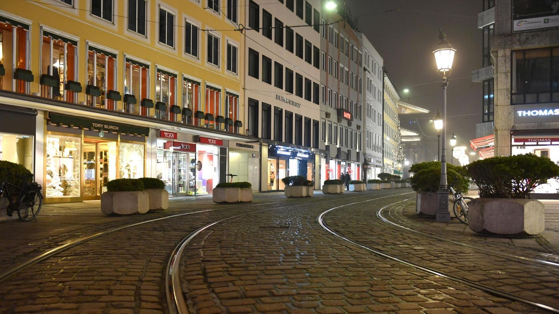 Leere Straßen abends in München Leere Straßen abends in München
