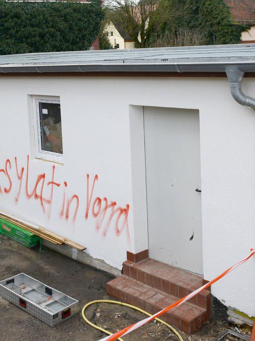 Rechtsradikale Schmierereien an einer Flüchtlingsunterkunft im bayerischen Vorra