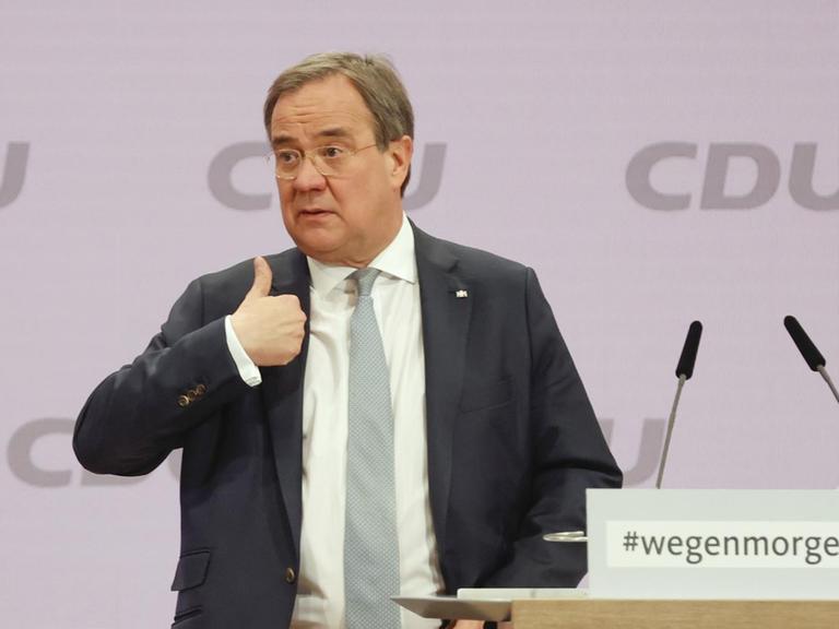 Armin Laschet steht vor dem Rednerpult beim CDU-Parteitag und hebt den Daumen seiner rechten Hand.