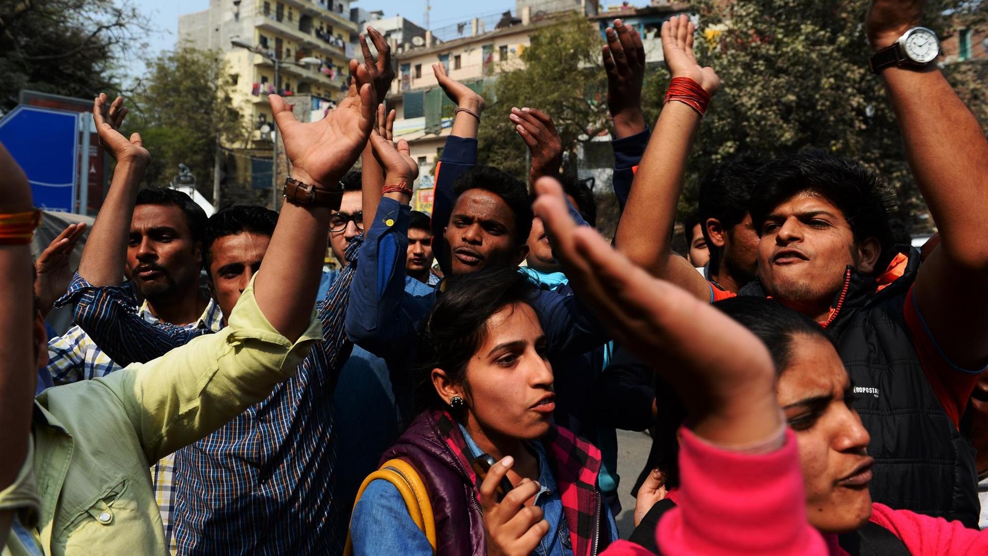 Indische Studierende protestieren gegen die Festnahme eines Vorsitzenden einer Studentenvertretung der Nehru-Universität