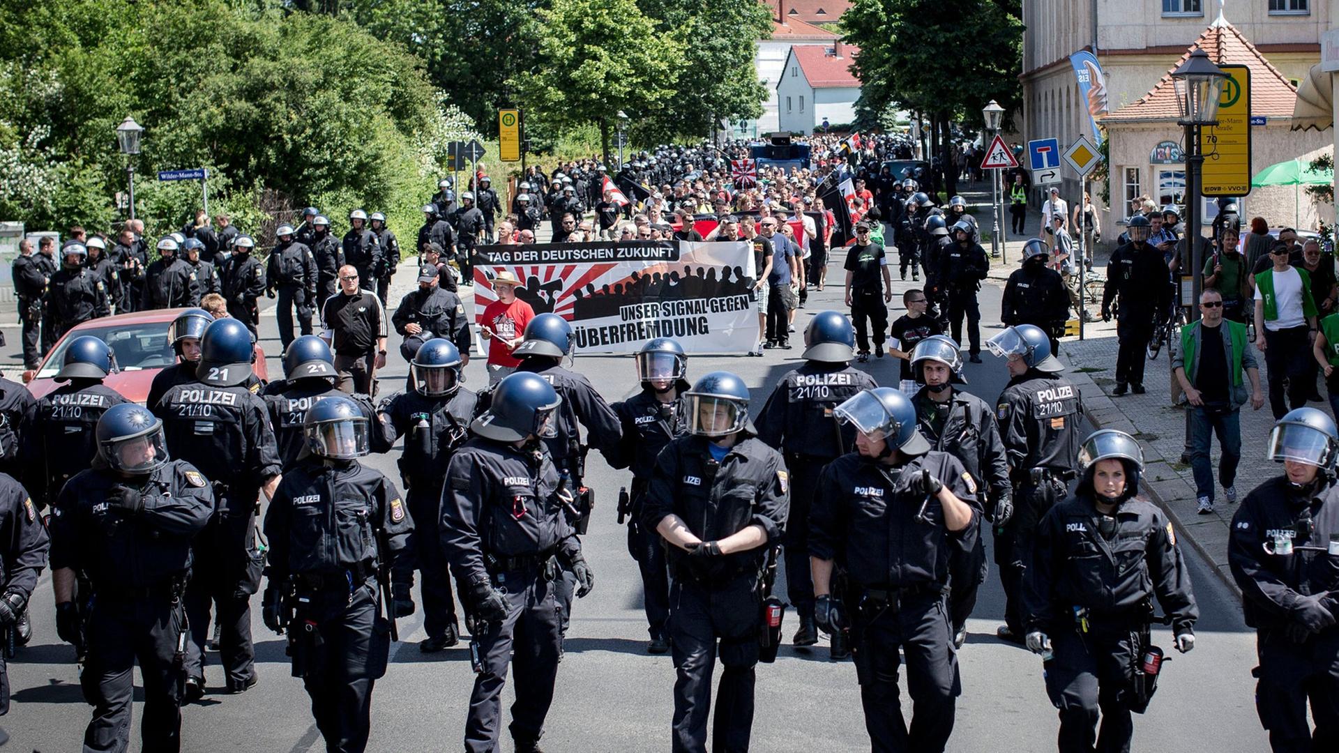 Polizei begleitet einen Neonazi-Aufmarsch in Dresden am 7. Juni 2014.