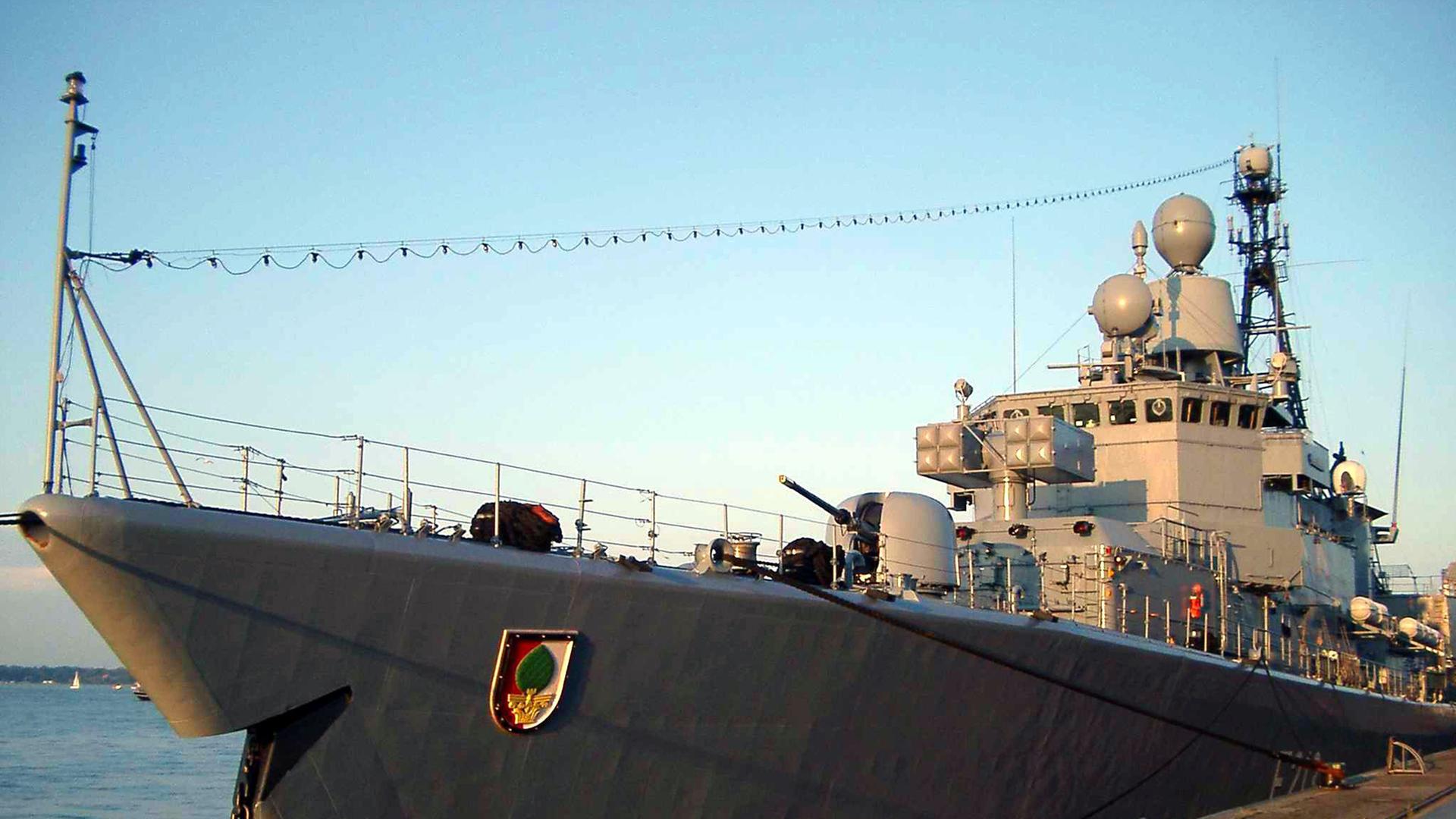 Die Fregatte Augsburg hier am Hafen in Kiel.