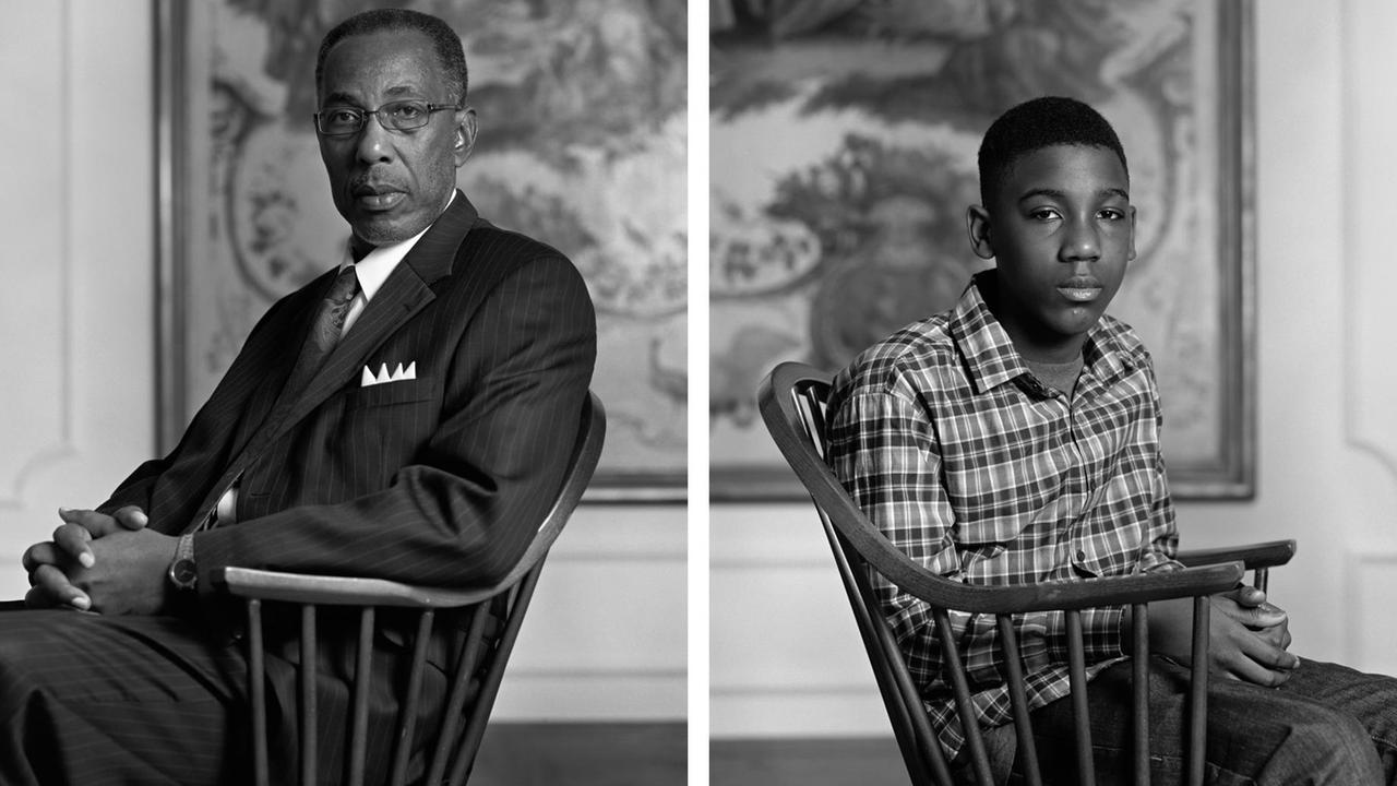 Schwarzweißfoto von Dawoud Bey: Ein älterer Mann und ein Junge sitzen auf jeweils einem Stuhl und blicken in die Kamera.