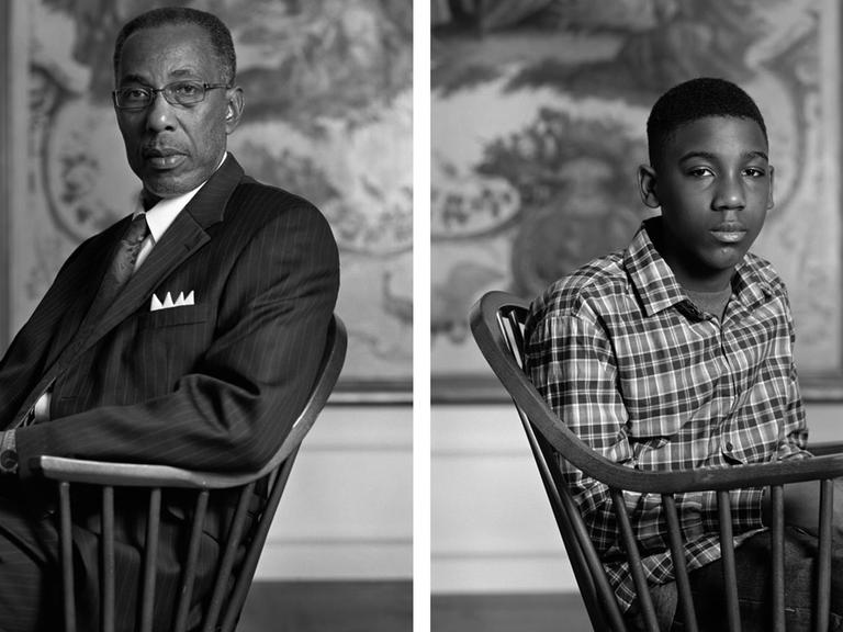 Schwarzweißfoto von Dawoud Bey: Ein älterer Mann und ein Junge sitzen auf jeweils einem Stuhl und blicken in die Kamera.
