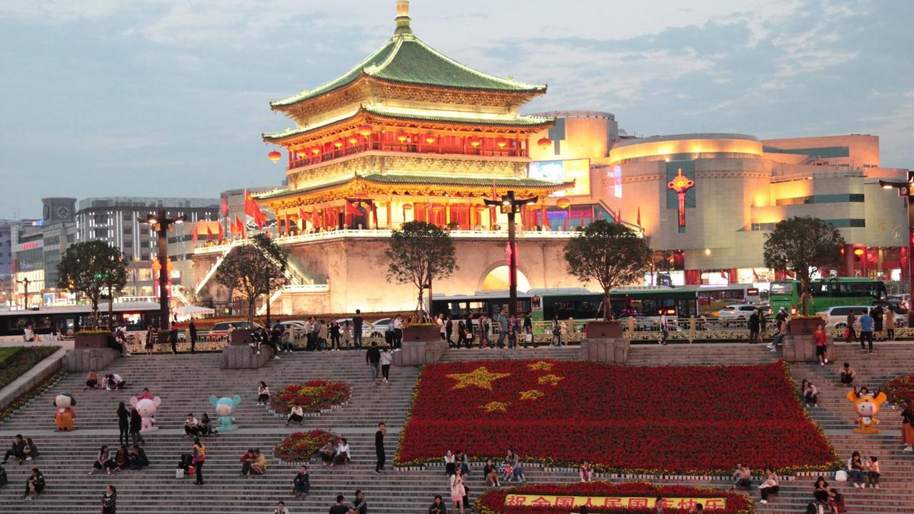 Der zentrale Platz in Xian mit chinesischer Flagge aus Blumen