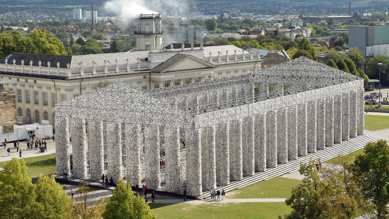 Das Bild zeigt den Tempel aus Büchern, der in Kassel auf dem Friedrichsplatz steht.