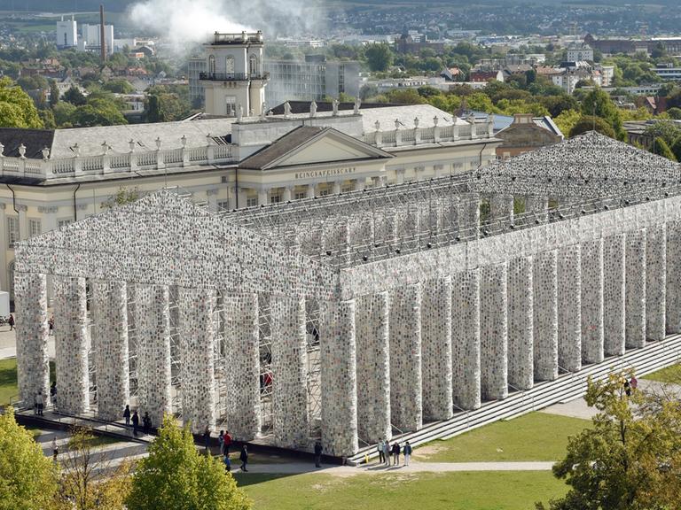 Eines der markantesten Kunstwerke der documenta 14: der Tempel "Parthenon Of Books" der argentinischen Künstlerin Marta Minujin auf dem Friedrichsplatz in Kassel.