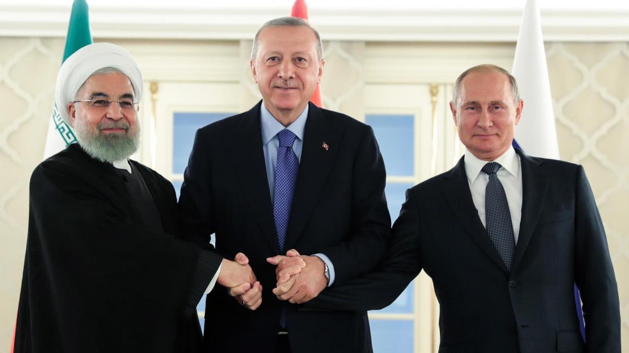 Präsident Hassan Rouhani (links im Bild), der türkische Präsident Recep Tayyip Erdogan (Mitte) und Russlands Präsident Vladimir Putin bei einer Syrien-Konferenz in Ankara am 16. September 2019.