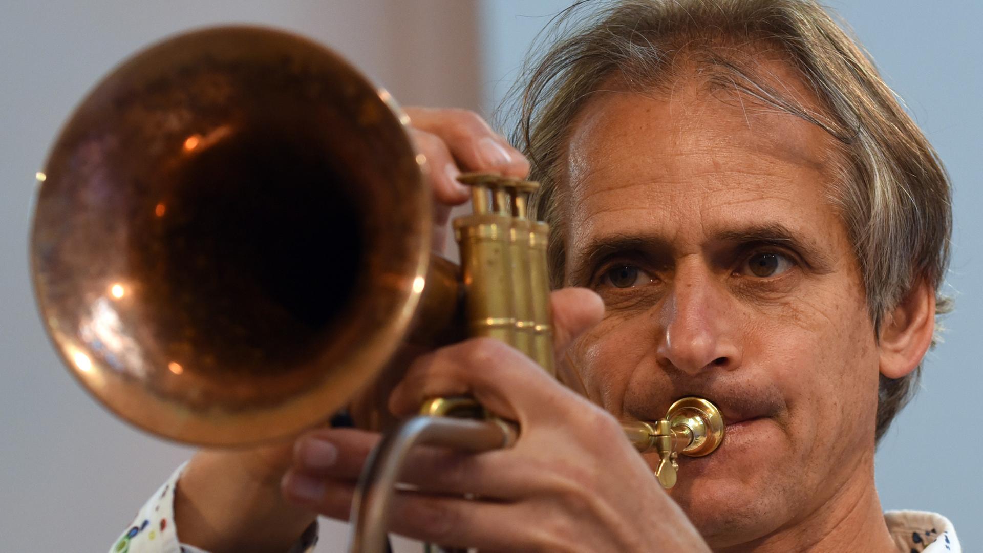 Der Trompeter und Komponist Markus Stockhausen bläst beim Soundcheck am 16.09.2017 in der evangelischen Johannes-Kirche in Düsseldorf
